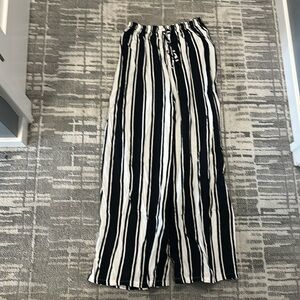 Wide leg pants, no pockets